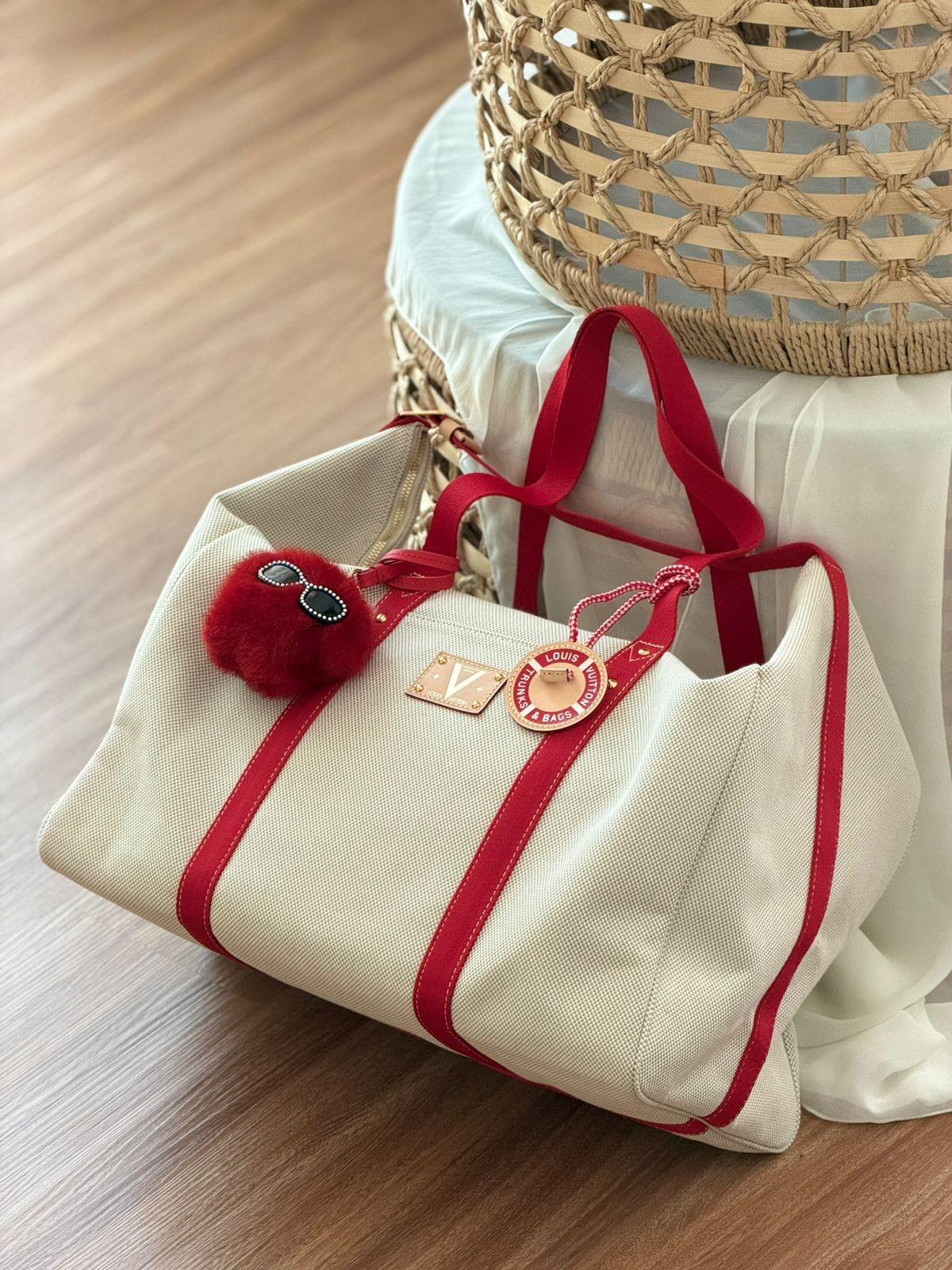 حقيبة توت من لويس فيتون بقماش مطبوع وحواشٍ حمراء (Louis Vuitton) · 2