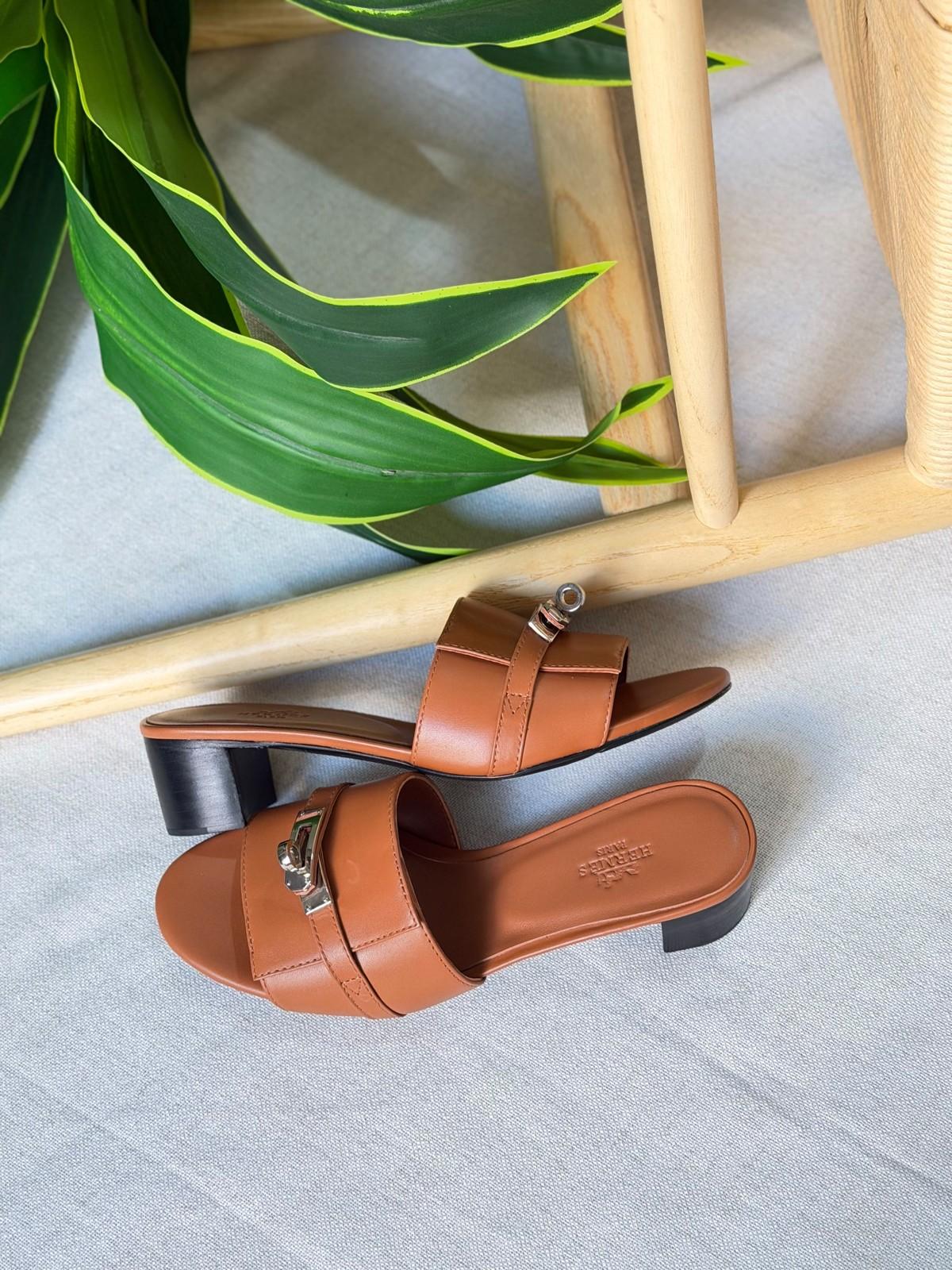Hermès Oran Sandal in Tan Calfskin with Silver Buckle · 2