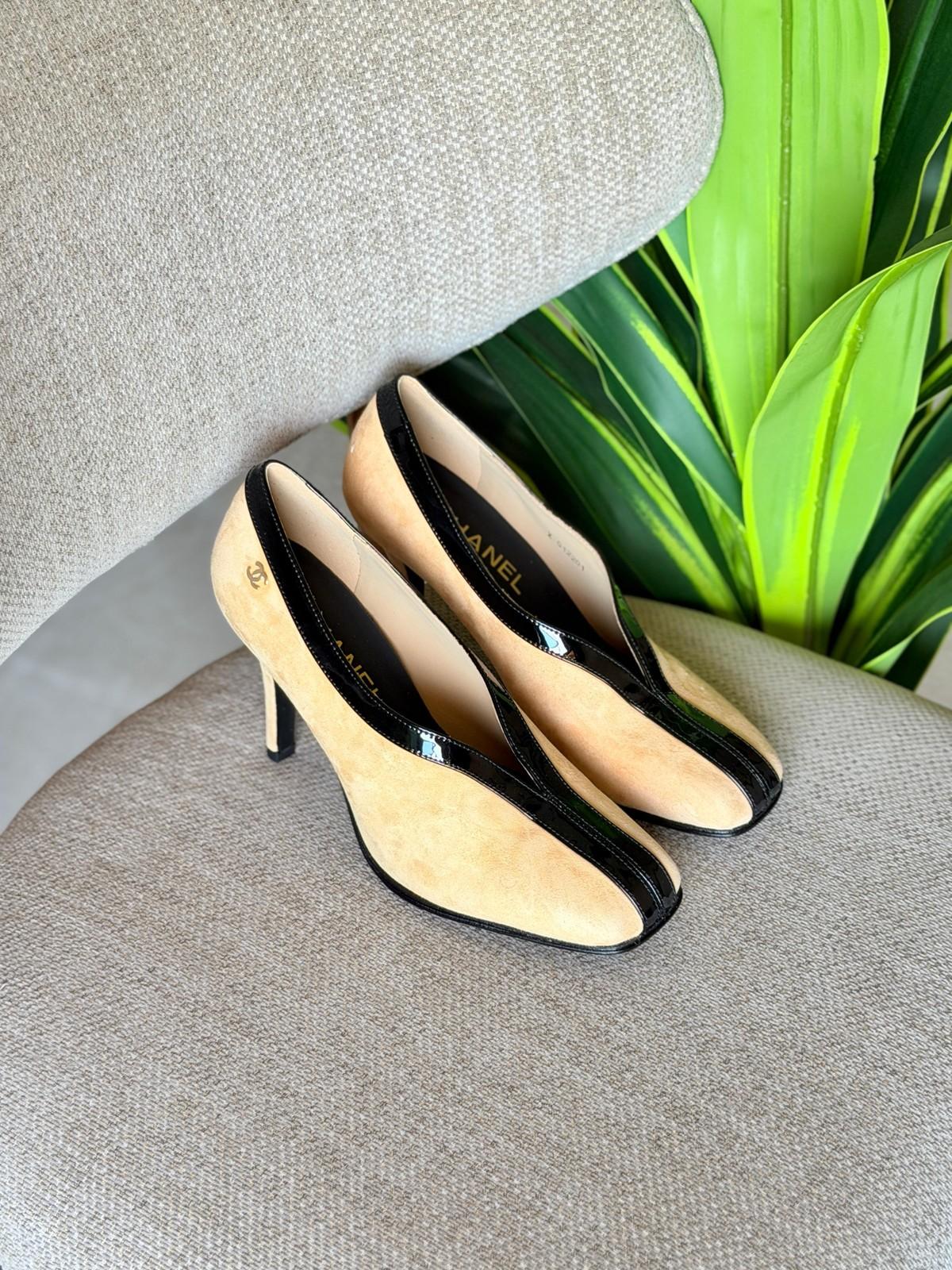 Chanel two-tone pumps in beige suede and black patent · 2