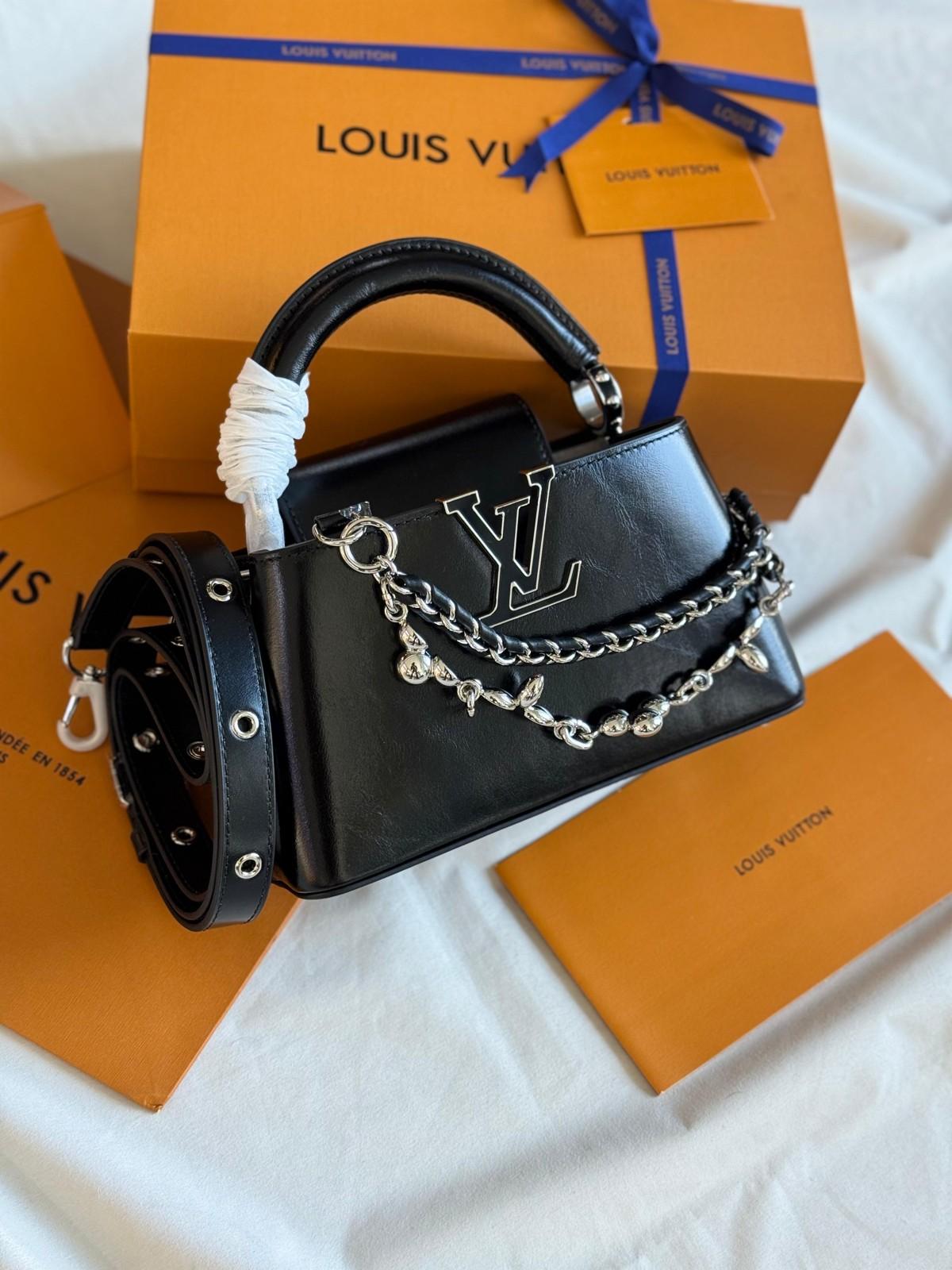 حقيبة لويس فيتون إيست ويست مع شعار LV داخل إطار معدني وسلسلتين · 3
