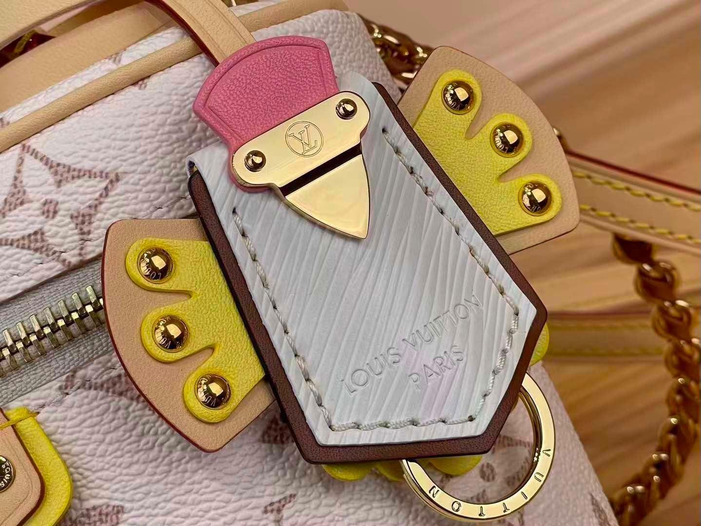 حقيبة لويس فيتون مونوغرام الصندوقية باللون الوردي مع حزام سلسلة · 3