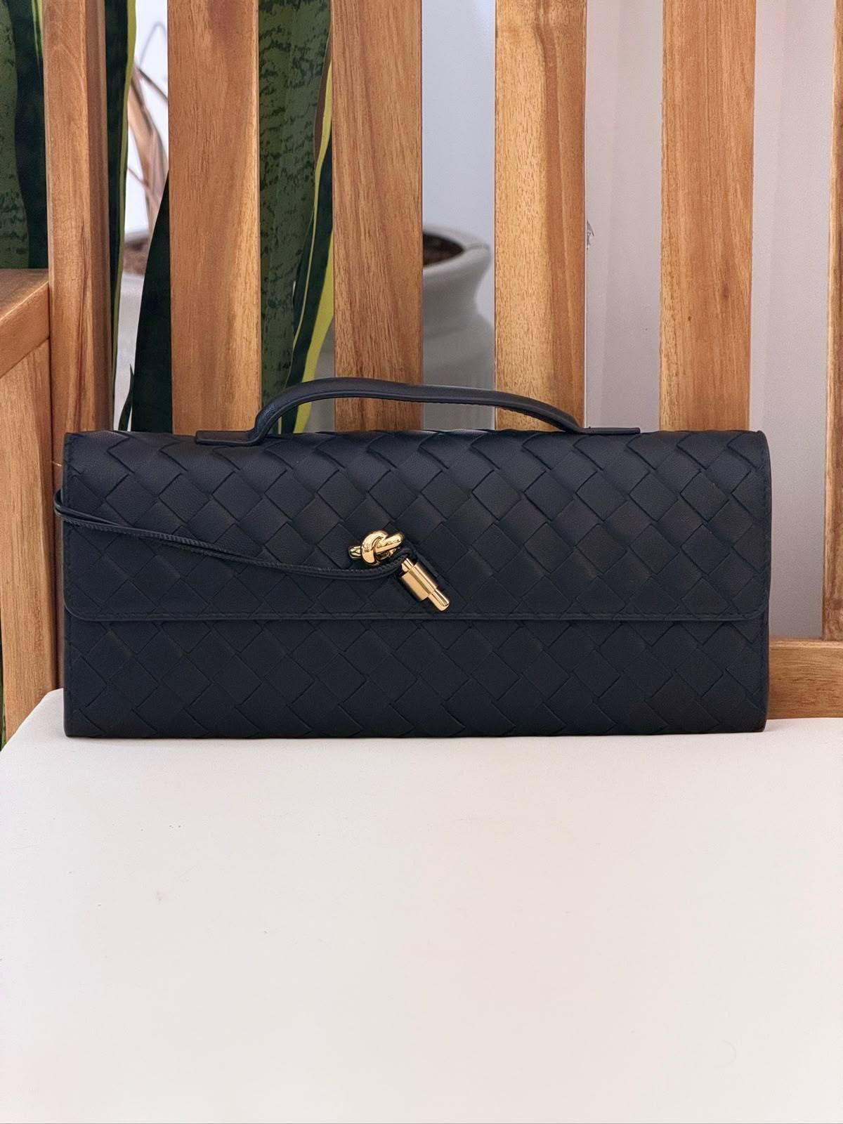 Bottega Veneta Andiamo Clutch in Intrecciato Leather · 3