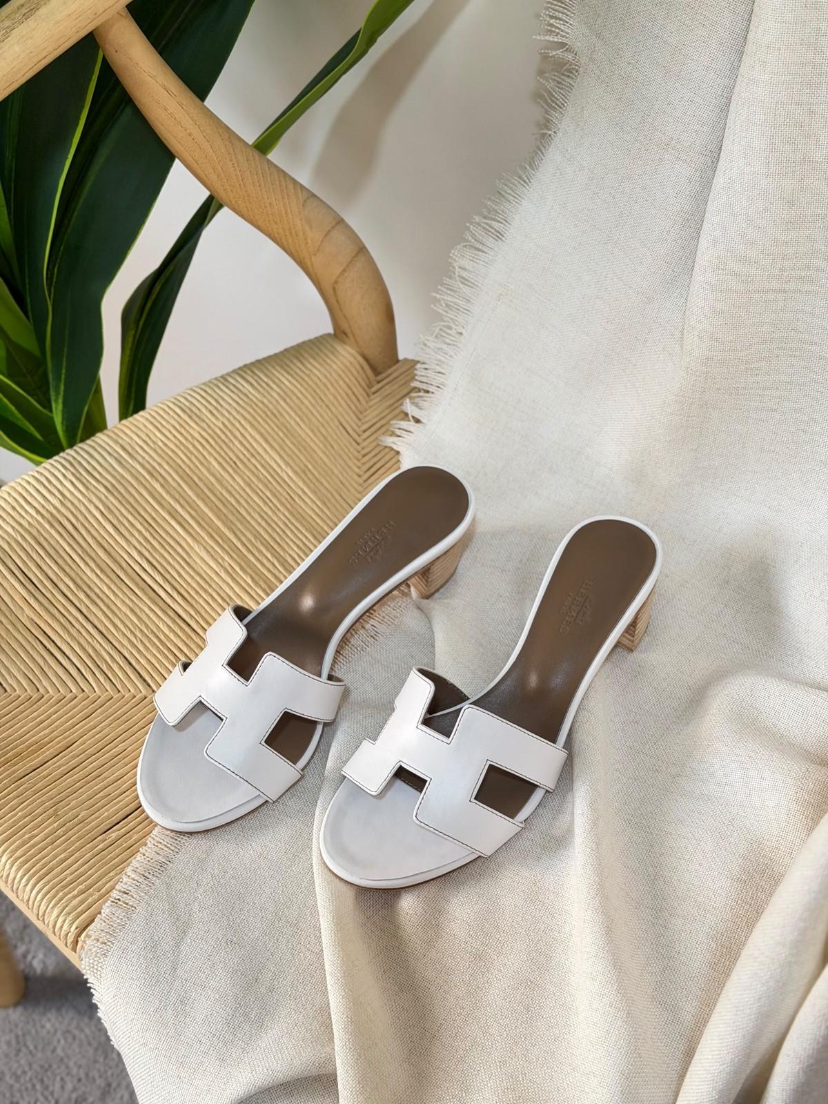 Hermès Oasis Sandal in Leather with Wooden Heel · 3