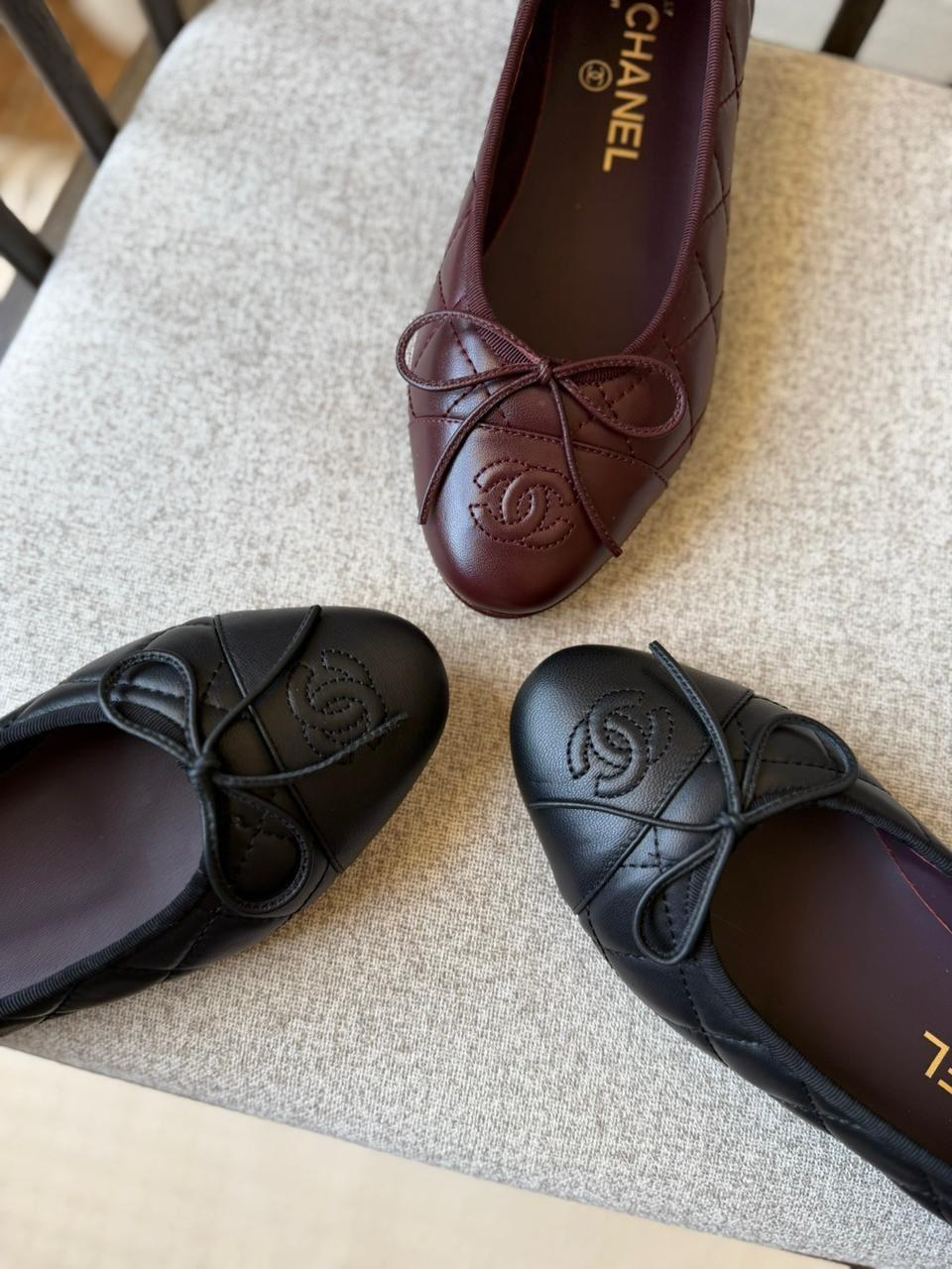 Chanel CC bow ballet flats in burgundy and black · 3