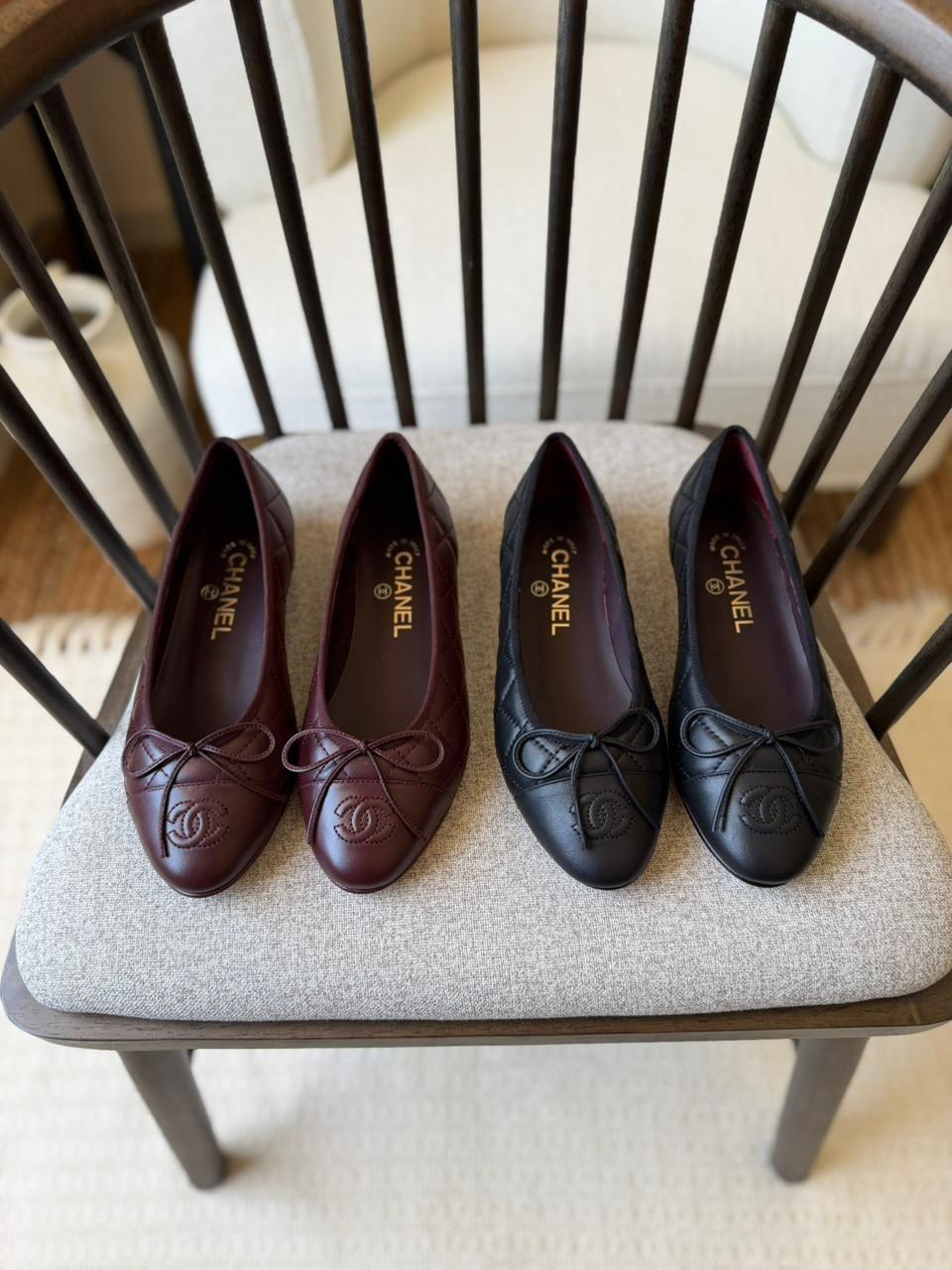 Chanel CC bow ballet flats in burgundy and black