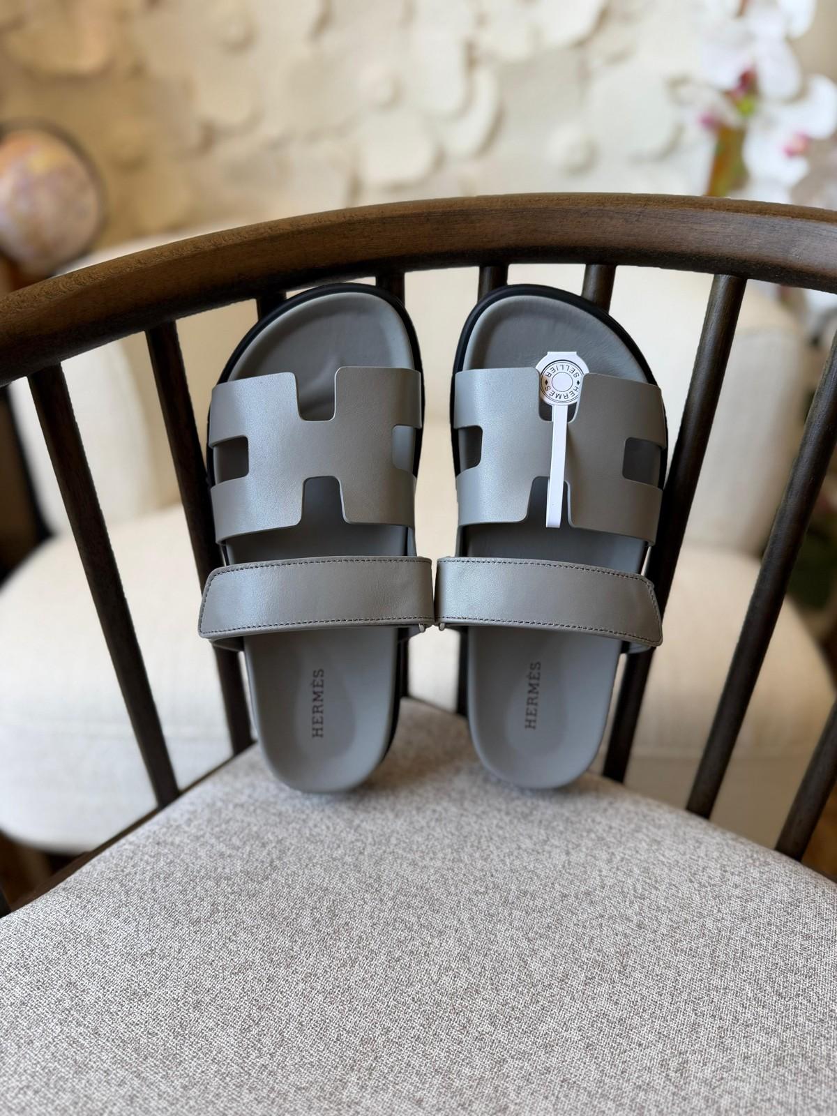 Hermès Chypre Sandal in Grey Leather · 3