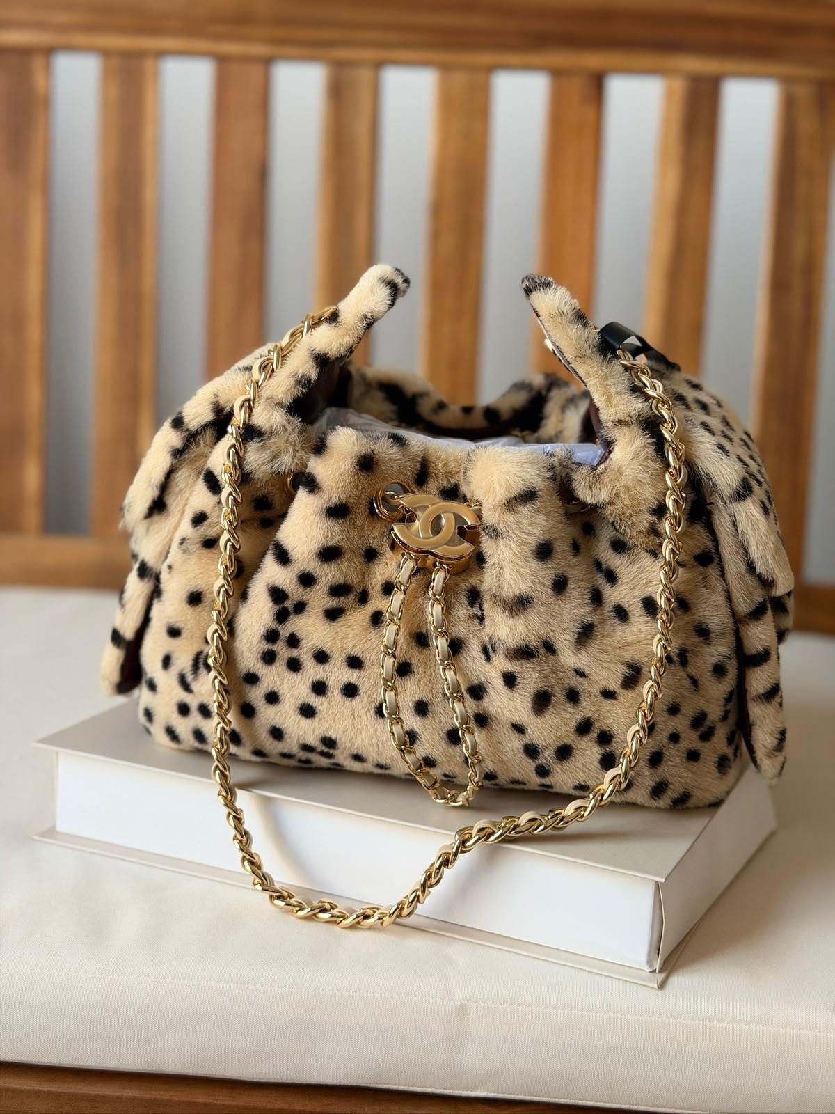 Chanel shearling hobo bag with CC chain · 3