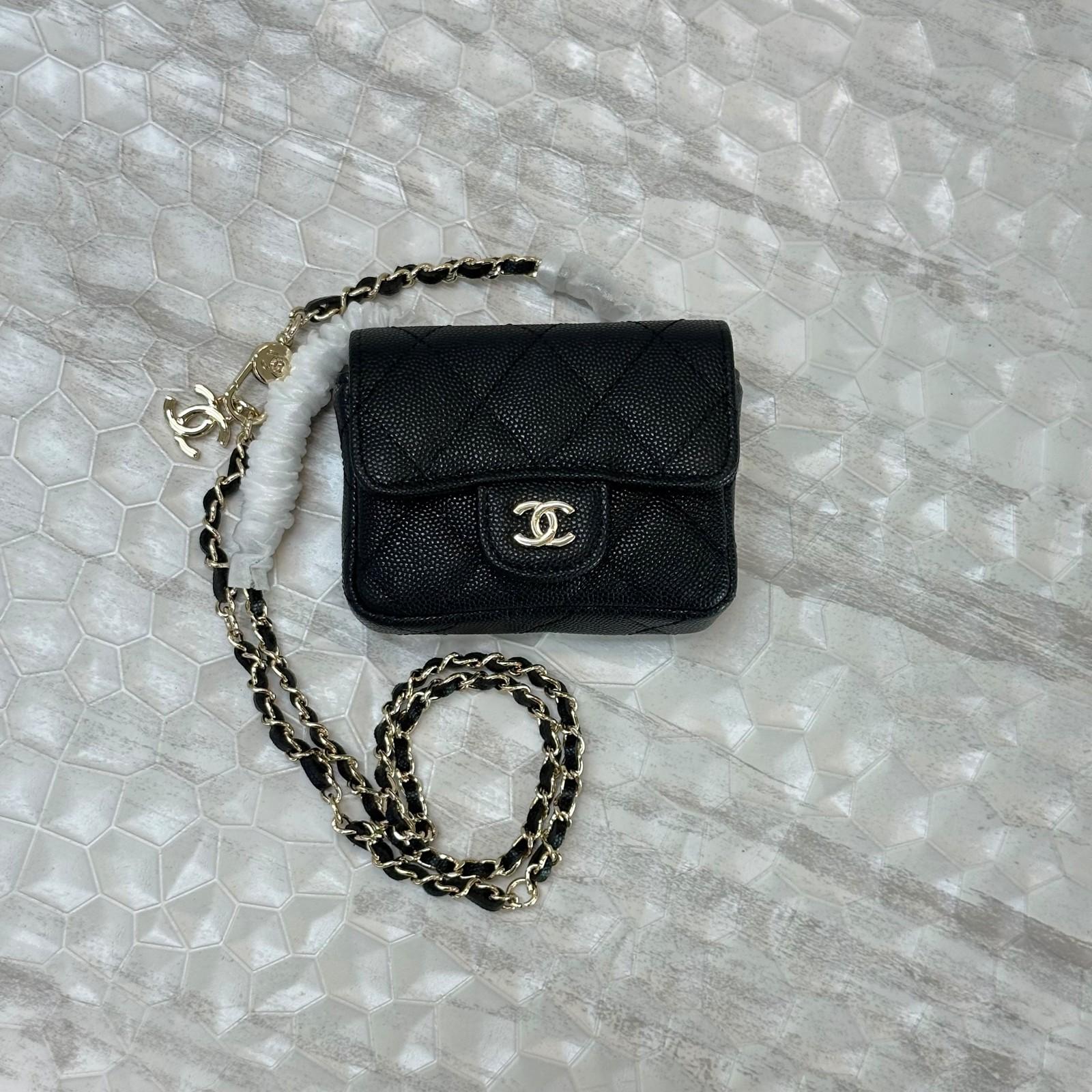 Chanel classic flap card holder with chain in caviar leather · 2