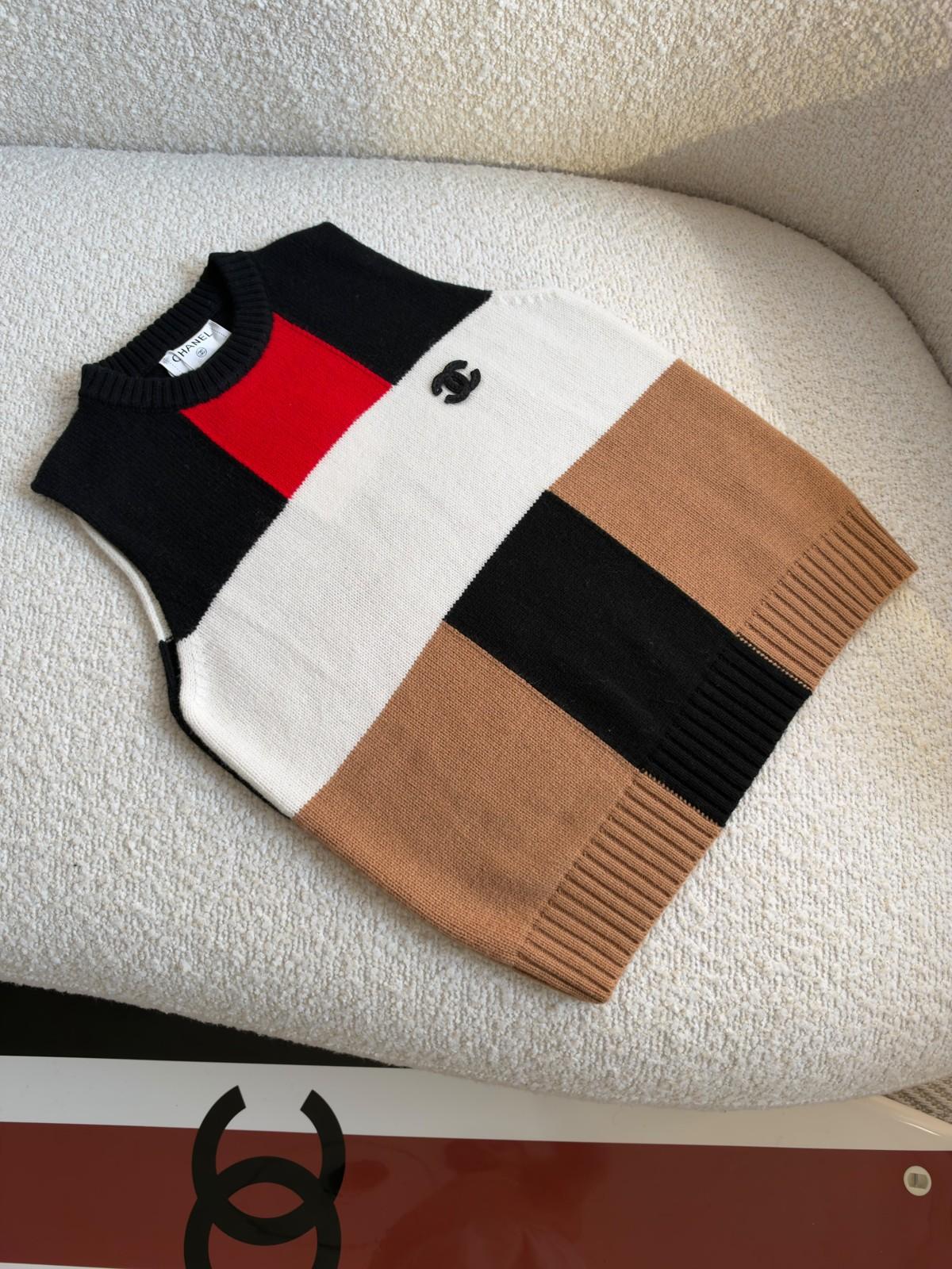 Chanel CC Logo Colour-Block Knit Vest in Wool · 2