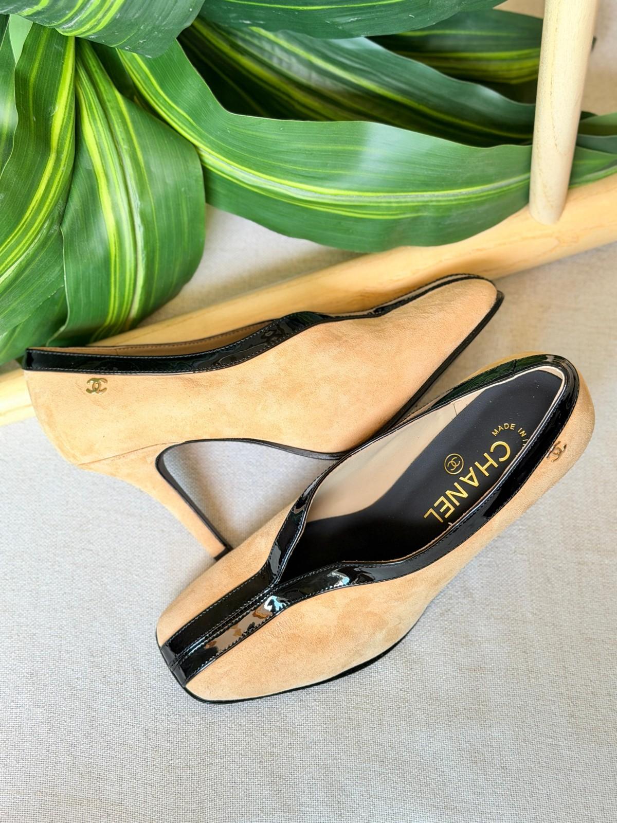 Chanel two-tone pumps in beige suede and black patent · 3