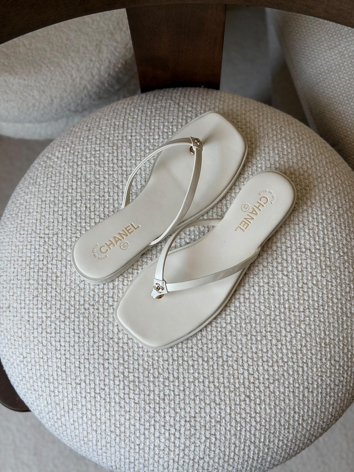 Chanel CC Thong Sandals in White Leather with Gold-Tone Hardware · 3