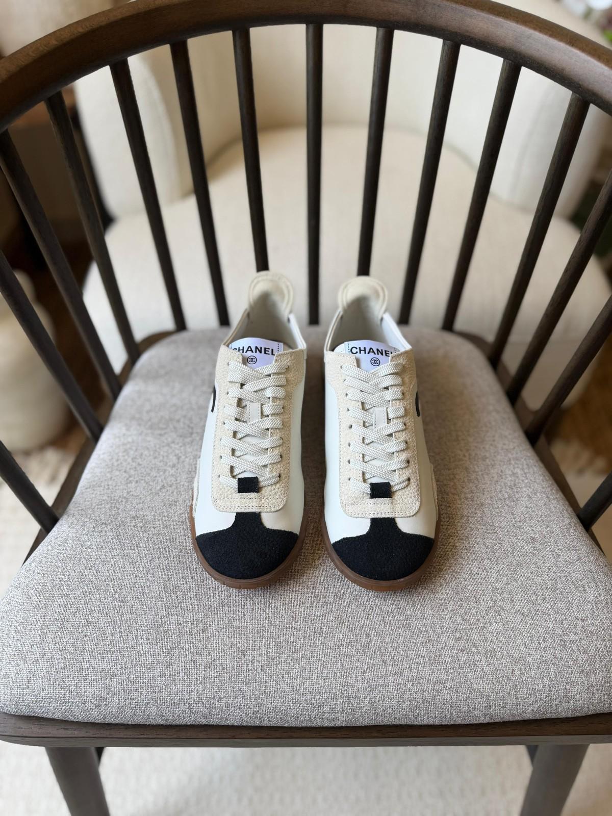 Chanel Low-Top Sneakers in White Leather with Black Suede Toe · 2
